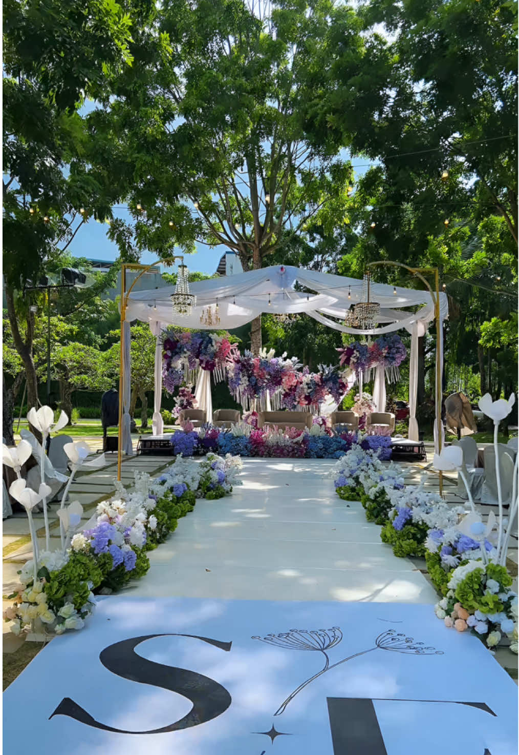 Wedding outdoor dibatam! Client request dekor outdoor yang simple aja buat wedding impiannya🫶🏻 manis banget yaa hasilnya hihi #weddingoutdoorbatam #weddingbatam #dekorbatam #dekorweddingbatam #ihotelnagoyawedding 