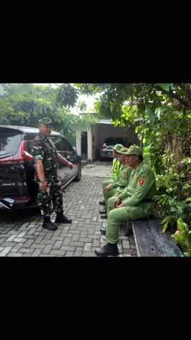 🤝 Babinsa Tlogomulyo Komsos dengan Linmas Bahas Kamtibmas 🛡️ Caption: Babinsa Kelurahan Tlogomulyo Koramil 11/Pedurungan, Serda Widodo, melaksanakan komunikasi sosial (Komsos) bersama Linmas terkait himbauan kamtibmas di wilayah RT 04 RW 08 Kelurahan Tlogomulyo, Minggu (21/09/2025). Kegiatan ini bertujuan memperkuat sinergi dalam menjaga keamanan dan ketertiban lingkungan. Giat berjalan dengan aman, tertib, dan lancar. 👍✨ Hashtag: #Babinsa #Koramil11Pedurungan #Kodim0733Semarang #TNIAD #Komsos   