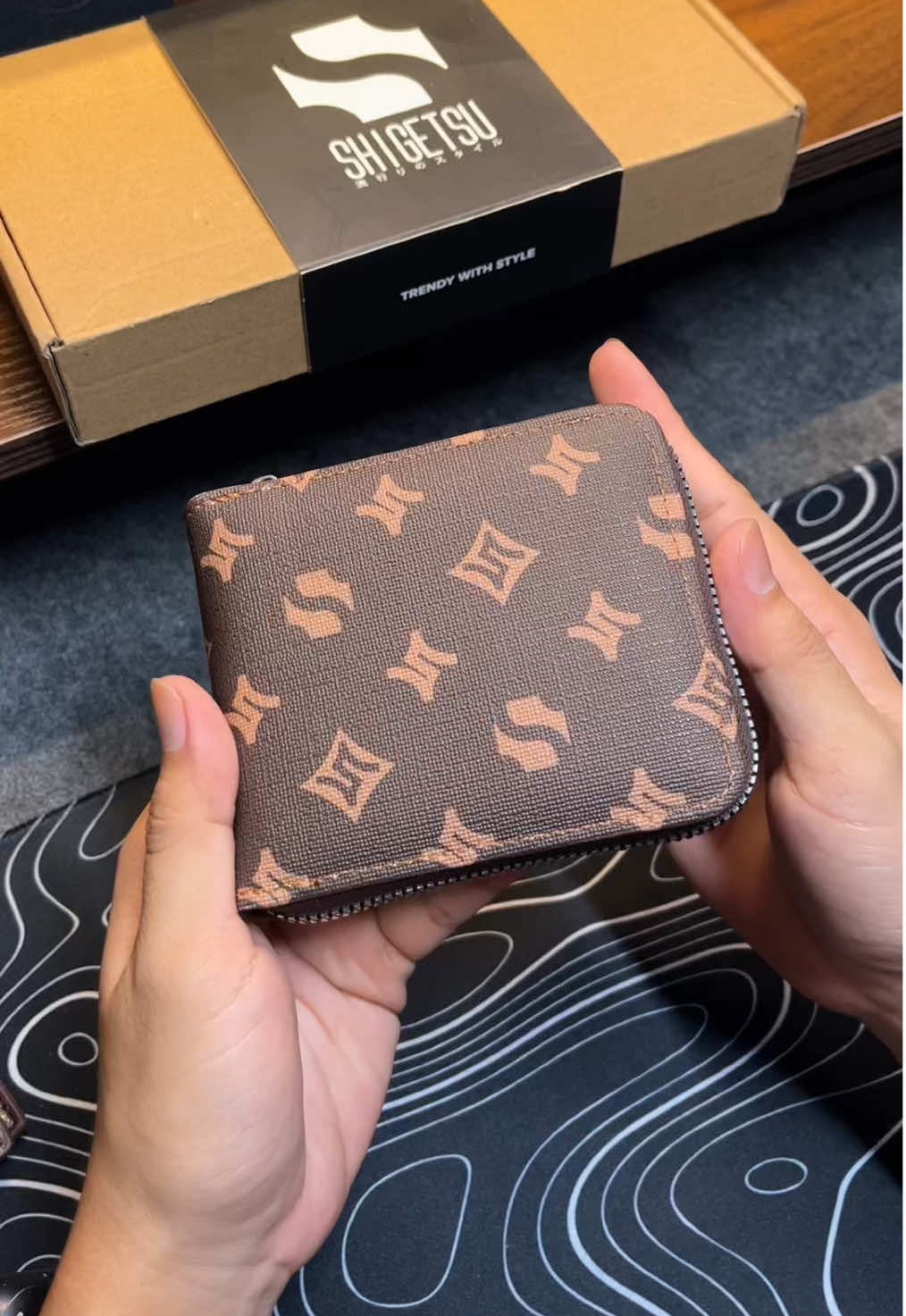 Replying to @615tiktok tingnan natin kung kasya ba🤣 kasyang kasya may space pa! maganda talaga tong leather wallet ni @Shigetsu 🔥 #shigetsu #menswallet #wallet #walletformen #menwallet 