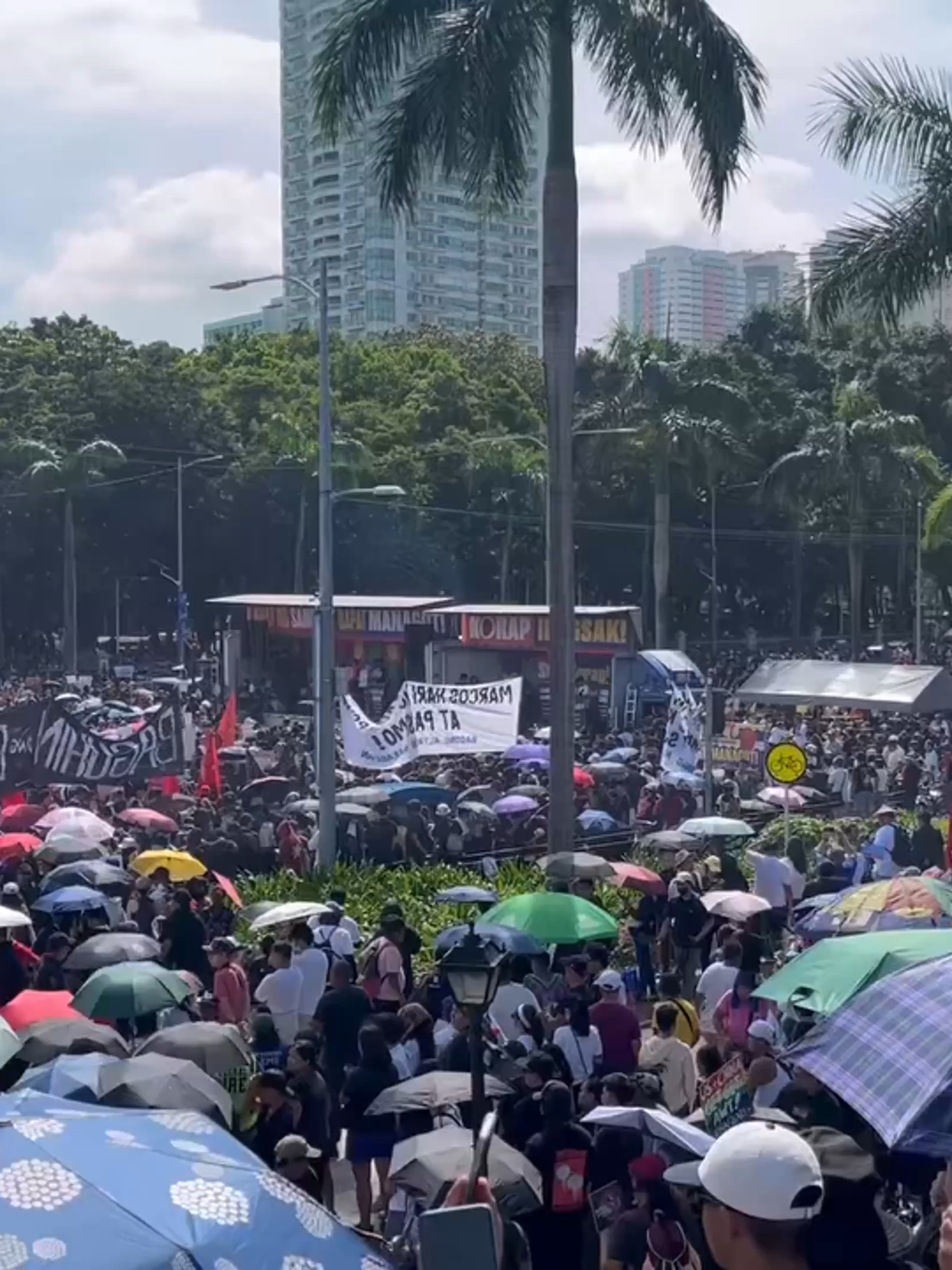 “KUNG MAY DELIKADESA SILA, KUNG MAY HIYA SILA, PAREHO NA SILANG DAPAT MAG-RESIGN!” Ito ang sigaw ng grupo ng mga raliyistang kaisa sa programang Baha sa Luneta sa Roxas Boulevard, Kalaw Avenue, at Padre Burgos Avenue ngayong umaga, Setyembre 21, 2025. Panawagan ng grupo, bumaba na sa pwesto sina Pangulong Ferdinand Marcos Jr. at Bise Presidente Sara Duterte, gayundin ang lahat ng sangkot sa korapsyon sa pamahalaan. #FYP Courtesy: Philippine Collegian