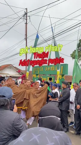 “Mupusti lain migusti. 🌿 Tradisi Nyangku Panjalu bukan soal menyembah pusaka, tapi tentang merawat warisan leluhur agar nilai dan maknanya tetap hidup. Sebab budaya adalah jembatan antara masa lalu dan masa depan.” #fypシ゚ #nyangku #panjalu #tradisi #budaya 