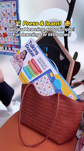 Pregunta y respuesta en español e inglés. Los niños se ríen mientras aprenden. Un juguete educativo que no quieren soltar. #baby2025 #toys #kidstoys #educational #tiktokshoprestock 