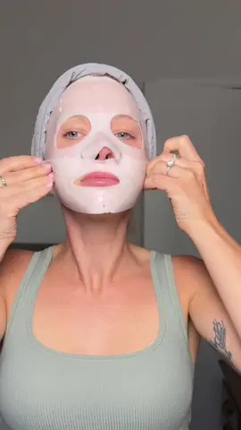 Going to be glowy by next week thanks to @kurved ✨  #kurved #kbeautyskincare #gelmask #skinlongevity #glassskincare @4AM Marketing – Saebyeok Naesi 