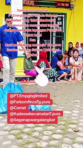 Jejak Panjang PT EMP di Langkat, Dari Kabel Seismik ke Janji CSR Editor: Misno 21/09/2025 07:45 Pihak PT EMP bersama Kepala Desa diwilayah kerja EMP di Tanjung Pura.(dok/istimewa) INformasinasional.com – Desa Bubun, Kecamatan Tanjung Pura, Kabupaten Langkat, tidak lagi hanya dihiasi suara ombak dan riak perahu nelayan. Dalam beberapa bulan terakhir, dentuman kabel seismik dan denyut mesin eksplorasi menjelma jadi latar baru kehidupan. Bagi masyarakat Melayu pesisir, bunyi itu bukan sekadar musik industrial, melainkan gema panjang dari sejarah energi yang terus bersinggungan dengan nasib mereka. Setelah pagebluk Covid-19 menjerembabkan ekonomi pesisir, PT Energi Mega Persada (EMP) Gebang Limited kembali bangkit. Jejak mereka bukan cerita kemarin sore. Sejak awal 2000-an, perusahaan migas ini sudah menginjakkan kaki di Tapak Kuda, Pematang Cengal, Pantai Cermin, Kwala Langkat, hingga Kwala Serapuh. Kini, berkolaborasi dengan PT Gelombang Seismik Indonesia (GSI), EMP mencoba menegakkan kembali pilar ekonomi dengan bendera eksplorasi seismik. Namun, EMP sadar, Langkat bukan hanya tanah basah penuh minyak, tetapi juga ladang adat. “Kami selalu menjunjung tinggi adat istiadat masyarakat Melayu Tanjung Pura,” kata Rony Lipaly, wajah terdepan EMP di Gebang. Diperiode 2022–2023, EMP membuka pintu kerja bagi lebih dari 900 orang per hari. Mayoritas berasal dari desa sekitar. Para nelayan yang biasanya menggantungkan hidup dari lautan ikut terlibat, membentang kabel seismik, mengawal jalur darat hingga perairan. Meski bersifat sementara, geliat itu menghidupkan denyut ekonomi yang lama beku. “EMP bukan hanya bicara sumur minyak, tapi membuka pintu rezeki,” ungkap seorang tokoh masyarakat setempat. Seolah tak ingin sekadar jadi “tamu industri”, EMP mengusung program tanggung jawab sosial. Dari penyediaan air bersih di Desa Bubun, pembangunan rumpon laut bagi nelayan terdampak, hingga perbaikan jalan dan jembatan. Ada pula bantuan pendidikan, kesehatan, budaya, sampai penanaman mangrove untuk menahan abrasi. Sebuah langkah yang jarang dilakukan perusahaan migas ditanah air. Diplomasi Migas dan Adat Langkah itu diperkuat diplomasi budaya. Rony Lipaly kerap turun langsung, menemui Forkopimcam, bersua dengan tokoh adat. Di Tanjung Pura, suara adat masih lantang. Siapa pun yang melangkah tanpa “izin budaya” akan berhadapan dengan konflik sosial. “Saya mengapresiasi langkah EMP,” kata Jumino, Kepala Staf Korps Bela Negara Indonesia (KBNI) Langkat. Baginya, EMP bukan hanya hadir sebagai entitas industri, tapi juga bagian dari denyut sosial sampai ekonomi. Ia bahkan menautkan kiprah EMP dengan visi energi nasional: “Saya seirama dengan Presiden Prabowo Subianto. Migas harus dikejar sampai 1 juta barel per hari.” Perjalanan EMP di Langkat memang berliku. Dari Tapak Kuda hingga kini ke Bubun, perusahaan menempuh jalan panjang, kadang terseok dihantam pandemi. Kini, mesin kembali panas, kabel seismik kembali membentang, dari darat hingga laut. Analisis bawah tanah yang dilakukan bukan semata peta cadangan energi, tapi juga peta masa depan Langkat. Pertaruhan EMP jelas, menjaga kepercayaan publik sembari memenuhi target produksi. CSR dan tenaga kerja lokal hanyalah satu sisi mata uang. Di sisi lain, masih menggantung pertanyaan klasik: apakah eksplorasi ini benar-benar akan memberi manfaat jangka panjang bagi masyarakat pesisir? Untuk saat ini, Bubun dan desa-desa sekitar memang sedang menikmati denyut ekonomi baru. Jalan diperbaiki, rumpon laut ditebar, mangrove ditanam. Namun sejarah panjang industri migas di Indonesia sering kali berakhir dengan janji manis yang pudar. Langkat kini menunggu jawabannya: apakah EMP Gebang Limited akan tercatat sebagai kisah energi yang menyejahterakan masyarakat, atau sekadar episode singkat dalam bab panjang eksploitasi migas negeri ini?  (Ramlan)  
