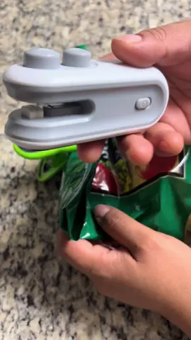Mini snak bag sealing machine#selladordebolsa #bagsealingmachine#maquinarecargable#tiktokshop    