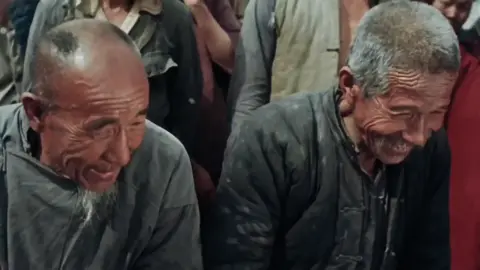 批斗地主是60-70年代末。在解放前后，“斗地主”这种特殊的方式是中国共产党领导农村土地改革中必经的一环，它将地主在乡村中彻底打倒，通过分配地主家产给贫苦农民，实现了农民“翻身”。#斗地主 #土地改革 #毛泽东 #china🇨🇳 #毛时代 