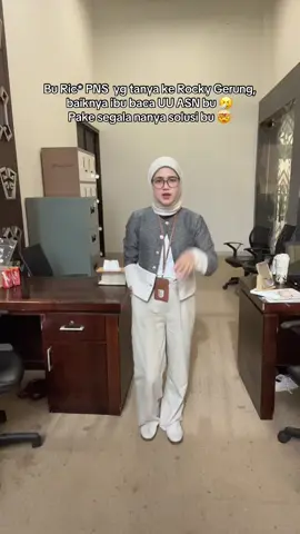 Lagian mereka demo ke pembuat kebijakan bu, lah kita PNS cuma pelaksana kebijakan, dan juga Pelayan, klw disalahin mulu artinya ada yg salah dalam pelayanan🤧🤧 ahhh elahhh pake segala ninggalin kerjaan pula bu🤧 #fyp #asn #pns 