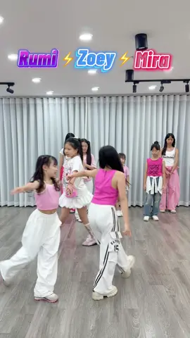 Các bạn chọn Team nào? 😍 Golden - HUNTRIX Dance #trending #quanggiahuy #thayhuykiddance #babywarriors #LeCirque 