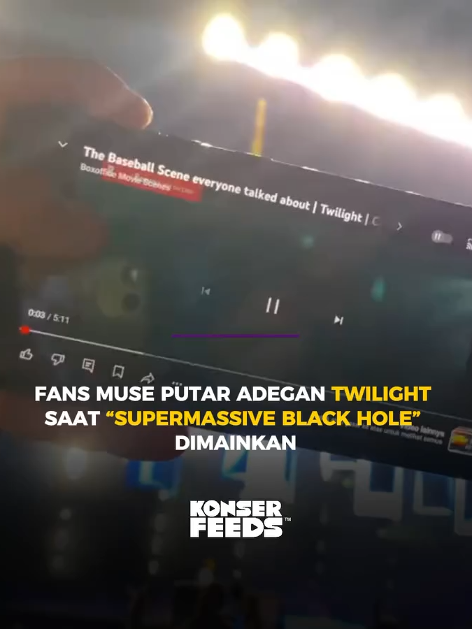 Fans Muse bawa vibes Twilight ke konser! Pas Supermassive Black Hole dimainkan, langsung putar adegan baseball Twilight. Kalian juga jadi ikut nostalgia nggak? 🎥 tiorizkyy on TikTok #KonserFeeds #KonserFeeds100KCelebration #muse #museJKT #musejakarta #fyp