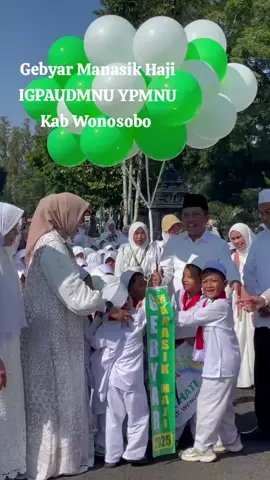 Murid-murid TK Masyitoh Tunas Bangsa mendapatkan kesempatan melepas balon bersama Bapak Bupati beserta Bunda PAUD Kabupaten Wonosobo pada acara Grbyar Manasik Haji TK/RA Se Kabupaten Wonosobo 