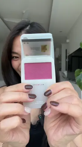 ENTROPY is truly living in 2050 cuz.. how is this a blush?? I thought it was an iPod classic 🎵📱  #kbeautytrend #beautytrends #blush #powderblush #unboxing 