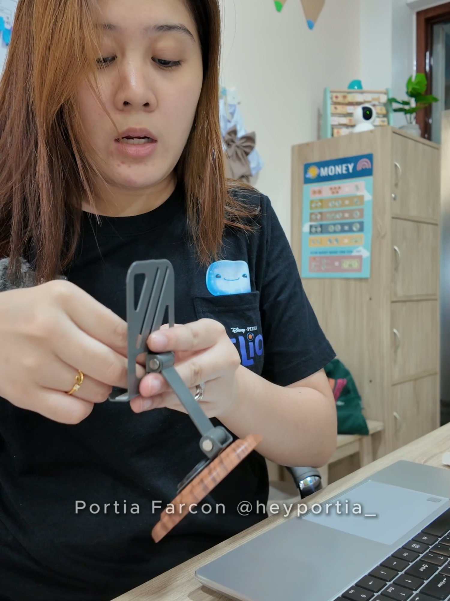 Magulo man ang table sa bahay, bawi naman sa office. Thanks to this cellphone holder! 🤪 #portiafinds #goodfinds #budolfinds #fyp #viral #cellphoneholder #cellphonestand