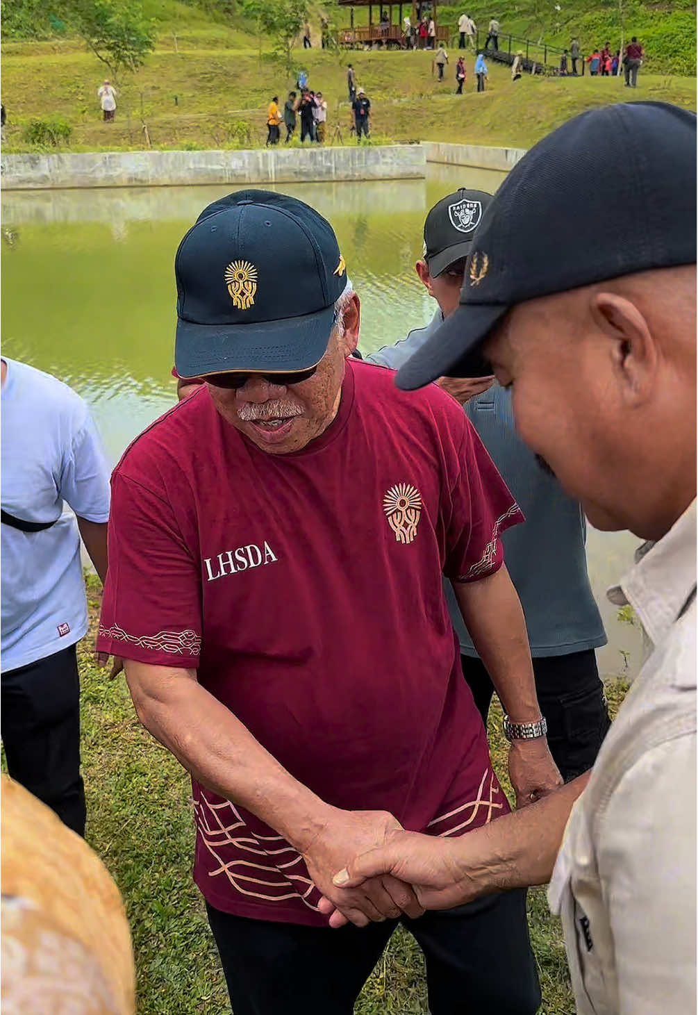 Hambat tadi kami rombongan KTNA hadir di Ibu Kota Nusantara disambut langsung oleh bapak @basukihadimuljono dan melakukan proses tebar ikan di embung MBH.  Insyaallah saya yakin KTNA siap bersinergi dalam pembangunan IKN untuk mendukung ketersediaan pangan. #edidamansyah 