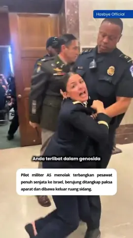 🚨BREAKING: Seorang pilot militer AS dilaporkan menolak misi penerbangan pesawat yang membawa senjata ke Israel. Penolakan itu membuatnya dipanggil ke Pentagon dan ditangkap secara paksa. Video yang beredar memperlihatkan aparat menggiring dan memborgolnya, hingga menimbulkan perhatian luas di publik. #US #Pilot #Israel #Military #NewsUpdate 
