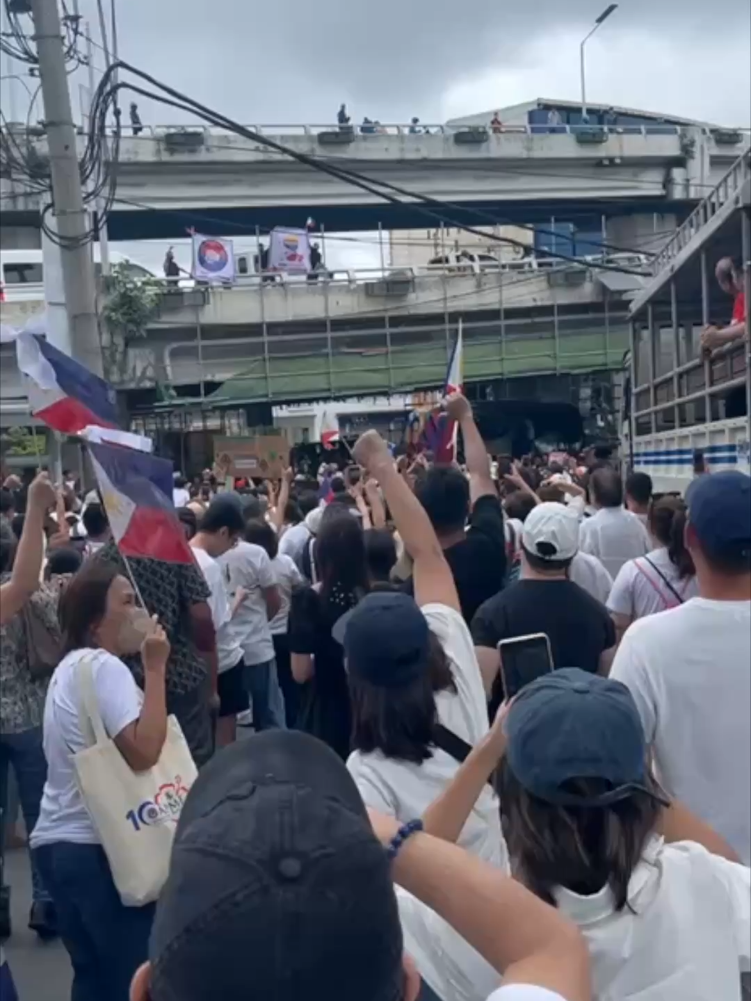 Protesters at EDSA boo pro-Duterte supporters waving a poster on Sunday, September 21. | via Lian Buan/Rappler #newsph #fyp #rappler