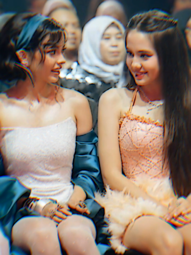 iya gue yang salting lihat kalian iya, sekarang go publik coba😭💞 #raisamarie #nicolerossi #maries #sassy #asramagenz @NICOLE ROSSI @raisamarie 