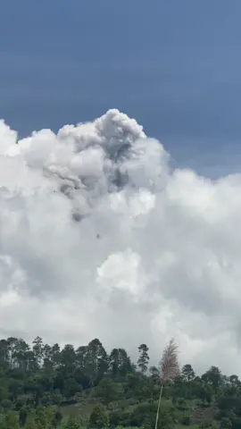 Erupsi gunung marapi jam 13:30 minggu 21 September 2025#gunungmarapi #marapi #erupsimarapi #merapi 