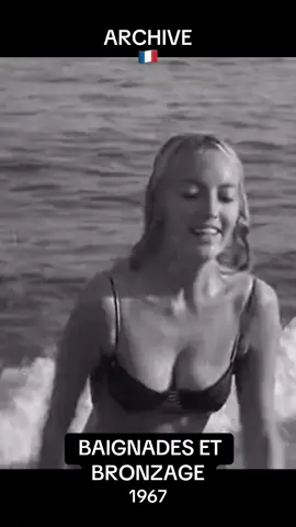 « Sur les plages ensoleillées, les baigneuses s'adonnent aux joies de l'été. Maillots deux pièces et matelas flottants traduisent une nouvelle élégance balnéaire. Entre baignades et bronzage, les vacances de 1967 riment avec insouciance. » (Sources: Les actualités Françaises, INA) #baignade #bronzage #topless #souvenirsdenfance #rendezvousromantique 