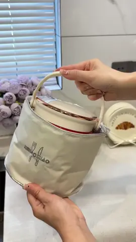 🍱 Hộp cơm inox 2 ngăn giữ nhiệt chân không – dung tích 1.3L - 1.5L, tiện lợi mang cơm, canh, đồ ăn đi làm hoặc đi học. ✨ Chất liệu inox 304 cao cấp, an toàn cho sức khỏe – giữ nóng/lạnh hiệu quả nhiều giờ. 👉 Thiết kế gọn nhẹ, có tay cầm dễ mang theo – lựa chọn hoàn hảo cho dân văn phòng & học sinh, sinh viên. ⚡ Giá ưu đãi sốc, nhanh tay đặt ngay hôm nay! #hopcomgiunhiet #hopcominox #hopcommangdi #dungcutienich #giadinhthongminh