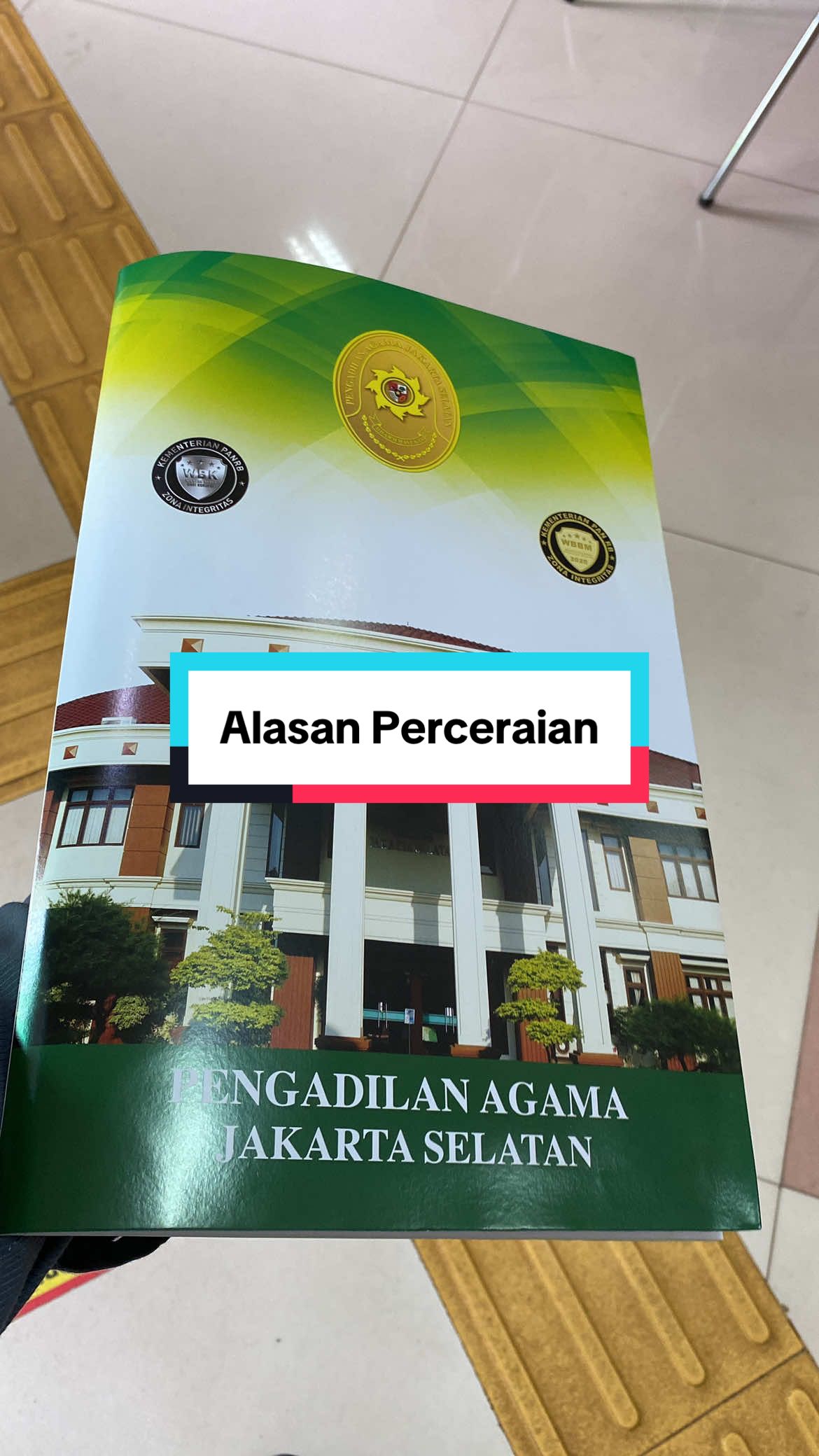 Sejak diberlakukannya SEMA No. 3 Tahun 2023, di Pengadilan Agama alasan perceraian karena perselisihan harus disertai bukti pisah rumah minimal 6 bulan (kecuali KDRT). Mungkin tujuannya menekan angka perceraian. Menurut kalian aturan ini bagus atau malah menyulitkan? Komentar di bawah👇 #advokat #pengacara #lawyer 