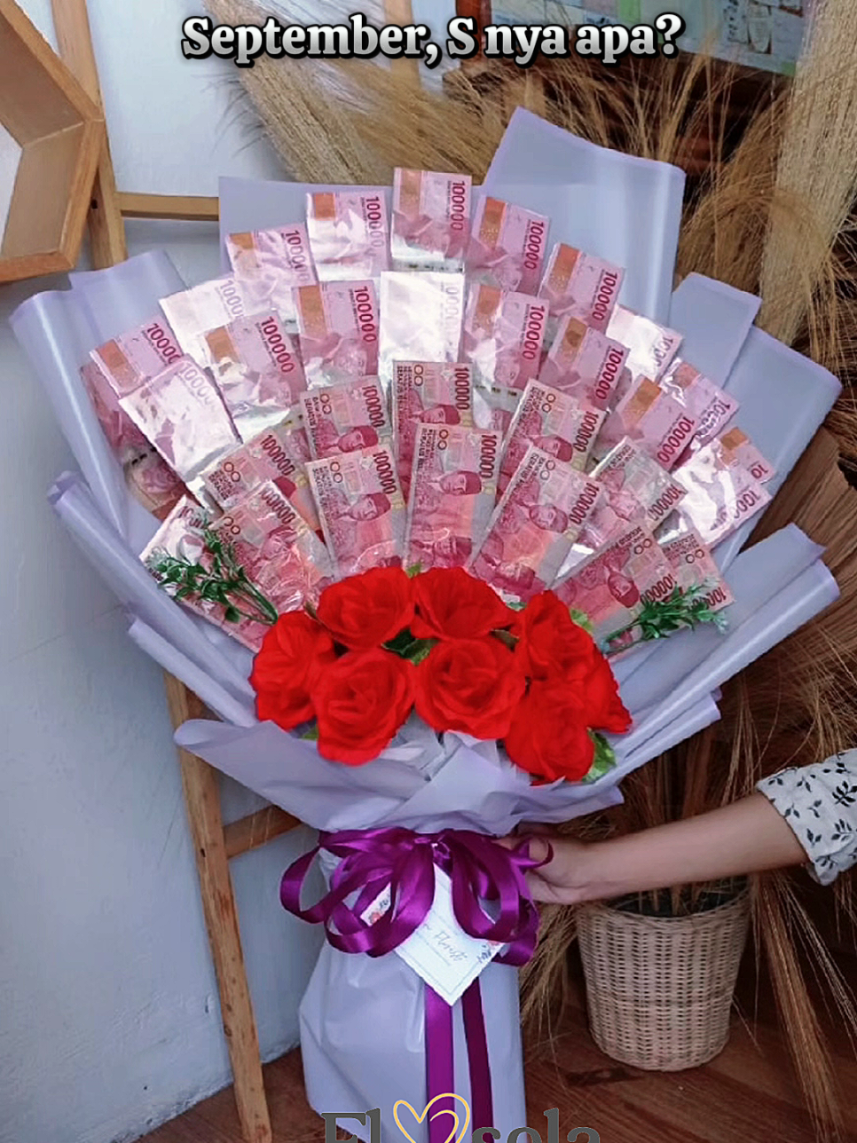 Siapa yang gak langsung melek dapat buket merah merona kayak gini? 💯 Idaman semua orang #fyp #buketuang #tokobunga #buketbunga #semarang 