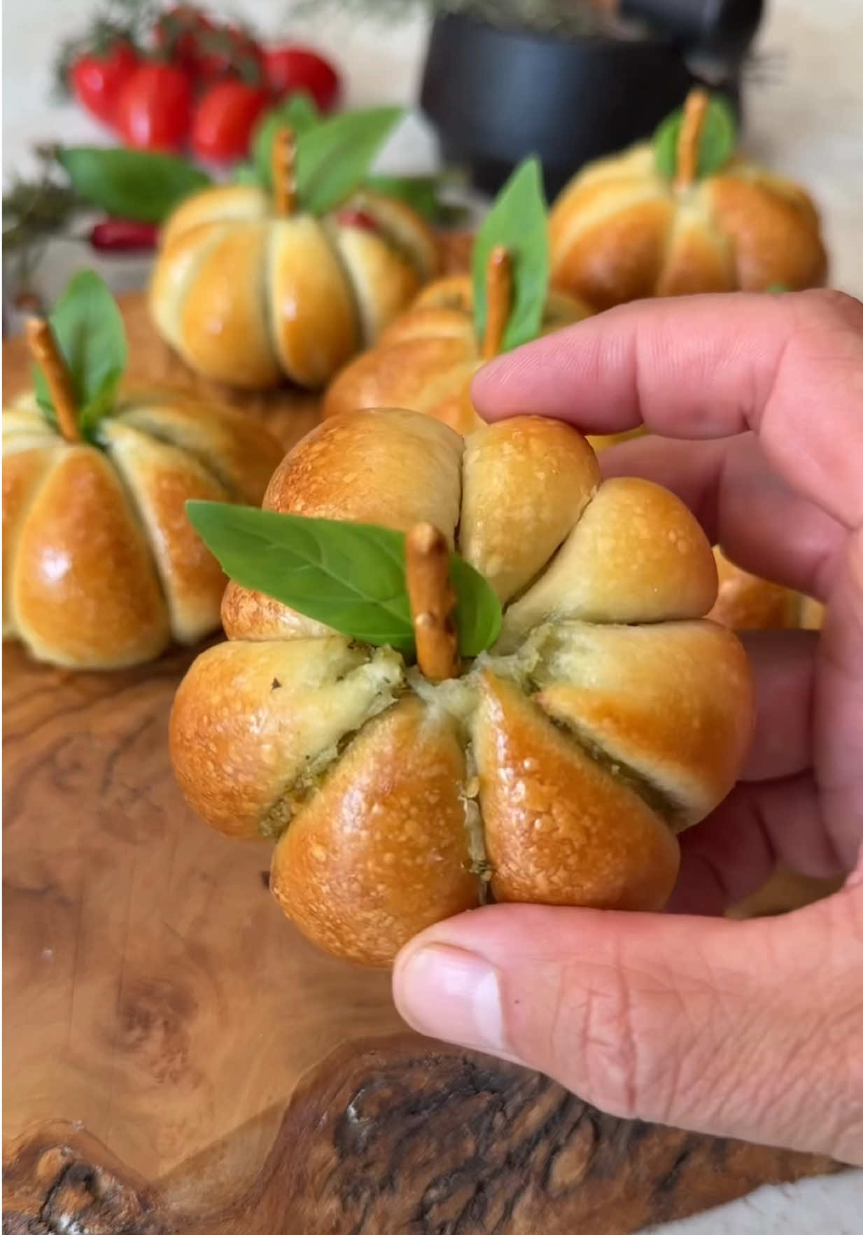 Gefüllte Pizza Kürbisse 🎃  Eine tolle Impression für den Herbst. Für 6 Kürbisse brauchst du: 1 Pizzateig Grünes Pesto  6-10 Cherrytomaten  6 Mini-Mozzarella  Salzstangen  Basilikumblätter  1 Ei  Ofenfeste Schnur Den Pizzateig in 6 große Stücke schneiden. Jeweils ein gehäuften Teelöffel Pesto in die Mitte der Quadrate verteilen. Die Tomaten in kleine Stücke schneiden und auf das Pesto verteilen. Dann die Mini-Mozzarella auf die Tomaten legen und den Teig zu einer Kugel zusammen falten. Vier Schnüre abschneiden und überkreuzt aufeinander legen. Die Teigkugel in die Mitte setzen und wie im Video zusammen binden. Die Kürbisse auf ein Backblech setzen, mit Ei bepinseln und bei 220 Grad Celsius 15-20 Minuten backen. Nachdem Backen von den noch warmen Kürbissen die Schnüre vorsichtig lösen. Die Salzstangen in kurze Stücke schneiden und mit einem Basilikumblatt in die Mitte drücken. Lass es dir schmecken! (Ps: falls die Kürbisse auseinandergehen, kannst du sie, bevor sie kalt werden, in einem Muffinform oder eine Tasse hineinlegen, damit sie den Form behalten.) #food #rezepte #fürdich #Halloween #essen 