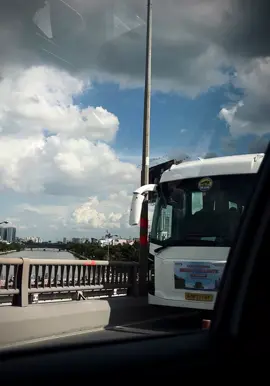 Chính anh đã không biết cách, không biết cách yêu em…