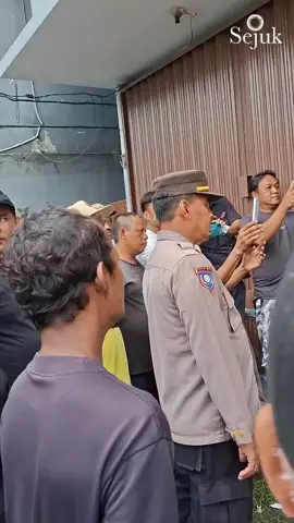 Pak Presiden @prabowo, sampai kapan umat Kristen diganggu dan dilarang beribadah? Mengapa diskriminasi dan intoleransi agama dibiarkan negara? Hari ini yang jadi korban GBI Gerendeng, Karawaci, Kota Tangerang. #KabarSEJUK #kabariman #GBI #tangerang #kotatangerang