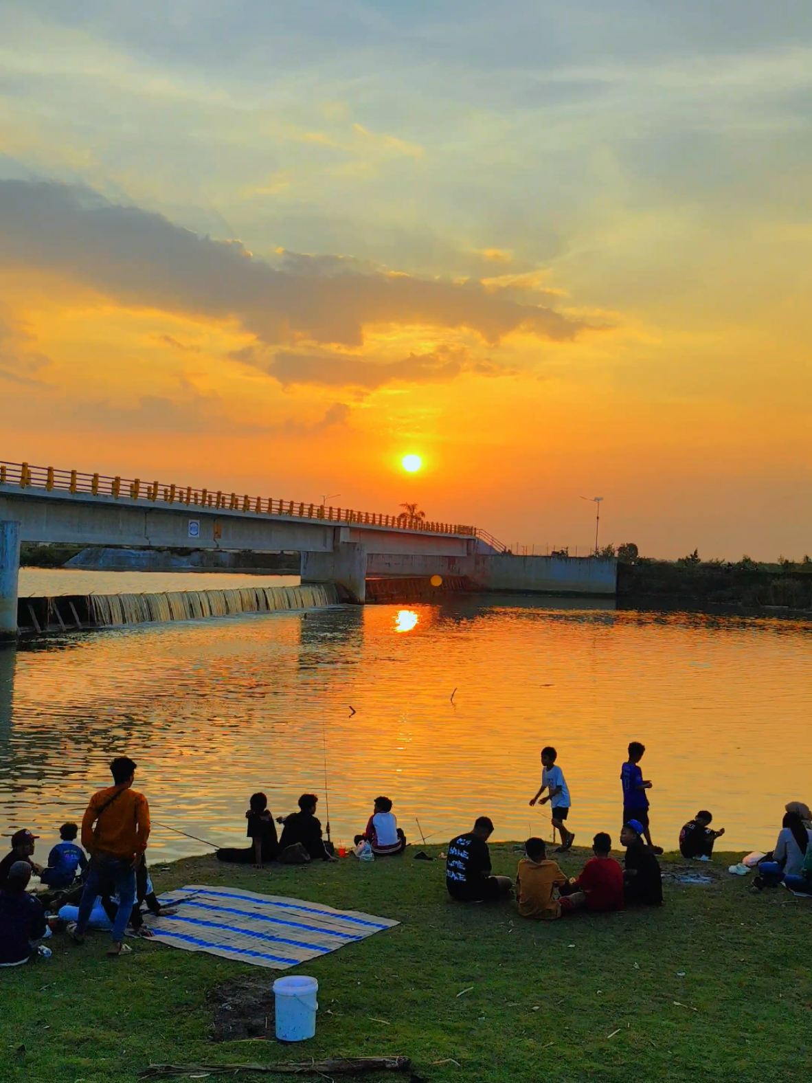 umume minggu sore bagian fomo #sunset #fomo #kendal24jam #explorekendal #brangsongkendal 