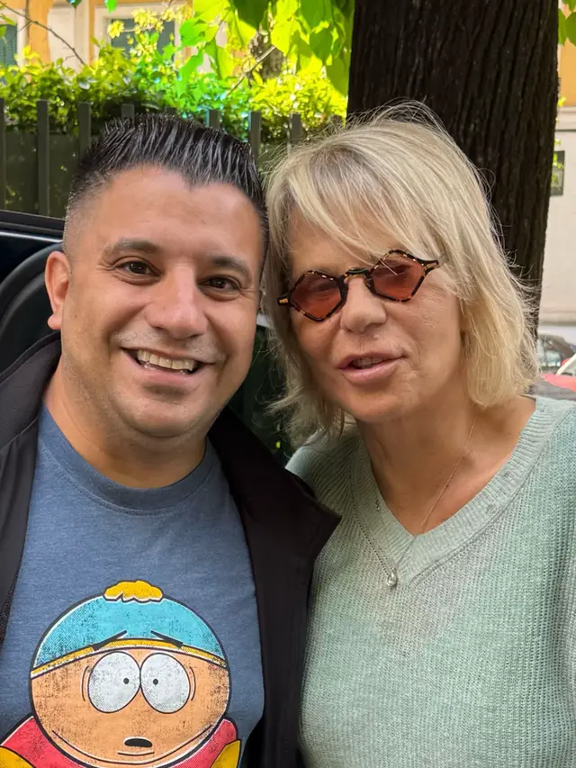 Con MARIA DE FILIPPI 🫶🫶🙌🙌🔝🔝🥰🥰🥰🥰♥️♥️♥️♥️🤗🤗🤗🤗 Maria De Filippi è ampiamente riconosciuta come la “regina” o “dea” della televisione italiana a causa del suo lungo e prolifica carriera, che l’ha vista consolidare la sua leadership in Mediaset. È considerata un pilastro del palinsesto con programmi di successo come Amici, Uomini e Donne, e C’è Posta per Te. Il suo stile di conduzione unico e la sua presenza costante la rendono una figura centrale del panorama mediatico, portando il suo “cuore e umiltà” sul piccolo schermo.  #mariadefilippi #amici #amicidimariadefilippi #uominiedonne #cepostaperte           @mariadefilippipage  @amiciufficiale  @cepostaperteufficiale  @tusiquevales_it