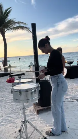 El atardecer 🌅 ✨#obluselectatsangeli #maldives #entertaiment #percussionist #latinentertainment 