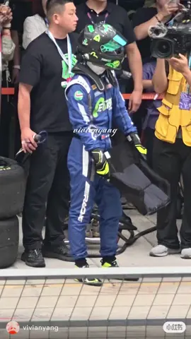 เอ็นดูอ้วนอ่า😍ยืนถือเบาะรอเปลี่ยนตัวกับพี่เดวิด💚💚💚💚💚 85 KEEP RACING #YIBO85Race2CGTFinale