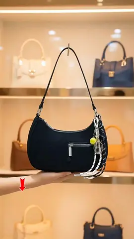Tas wanita JIMS HONEY Starry Bag berbahan kulit elegan dengan desain simpel namun tetap stylish. Dilengkapi charm unik yang membuat tampilan makin fashionable. Cocok digunakan untuk aktivitas sehari-hari, hangout, maupun acara santai. 🏷️ Hashtag Relevan: #JimsHoney  #StarryBag  #TasWanita  #TasKulit  #FashionKekinian 