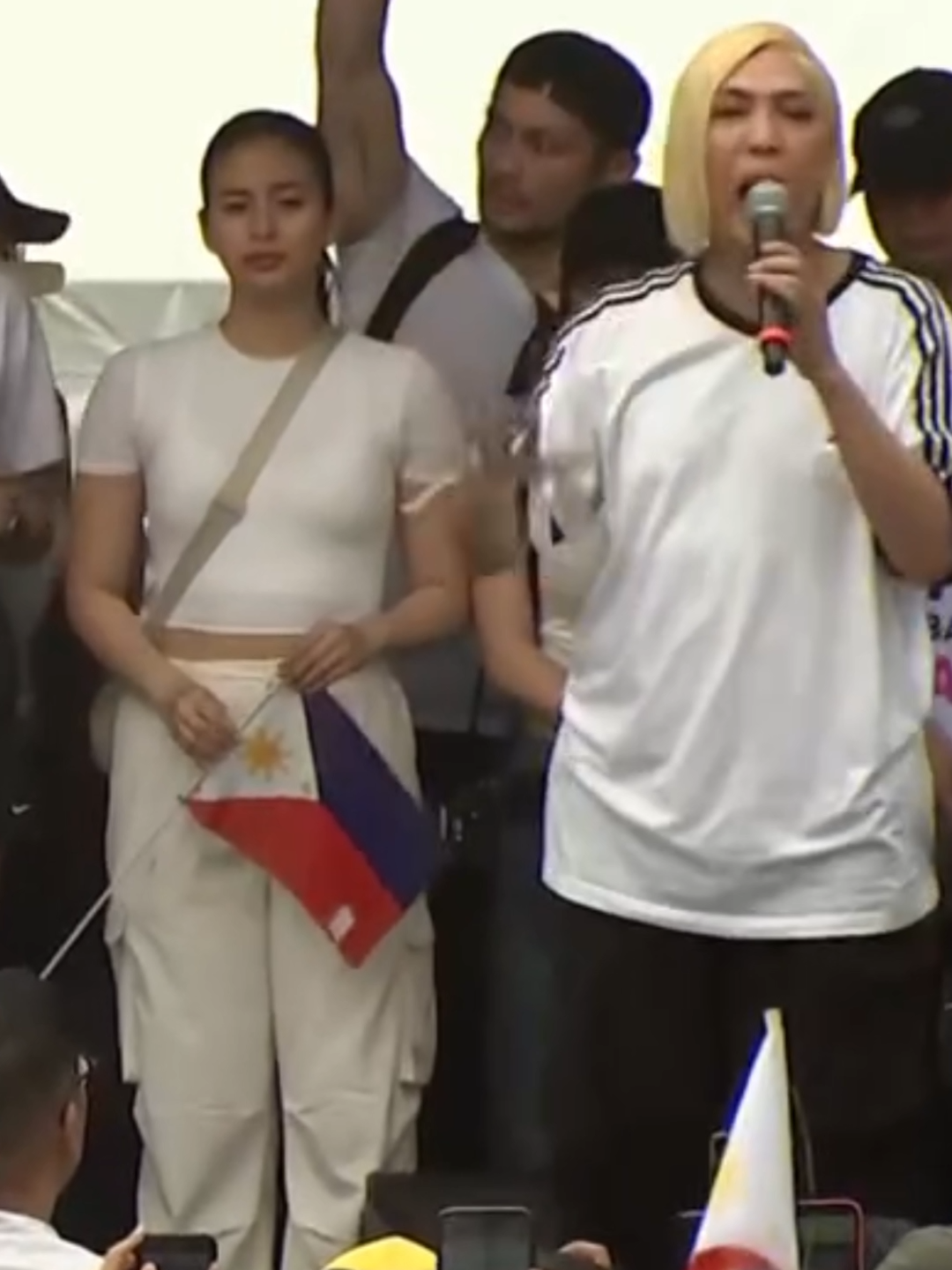 ‘ANG KORAP NA POLITIKO AY HIGIT PA SA MAMAMATAY TAO’ Sa EDSA White Plains rally, sinabi ng komedyanteng si Vice Ganda na higit pa sa mamamatay tao at terorosta ang mga korap na politiko. #AbanteNews #rally #managotangsangkot #viceganda
