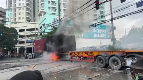 Protesters clash with police in Mendiola WATCH: Protesters clash with police in Mendiola, Manila, throwing stones and burning tires. Those involved were described as wearing black and masks, and refused to identify their group affiliation. DILG Secretary Jonvic Remulla says at least 17 people are taken into police custody. | Video by Reuters #newsph #fyp #rappler