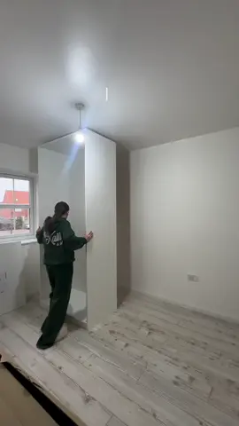 Wymarzona garderoba z systemem PAX krok po kroku! ✨ ​Cześć Grupowicze! ​Marzy Wam się idealnie zorganizowana, przestronna garderoba typu walk-in? Zobaczcie, jak to marzenie można zrealizować od A do Z z pomocą systemu PAX z IKEA! ​Użytkowniczka ourdecordreamscom z Instagrama podzieliła się całym procesem tworzenia swojej garderoby i efekt jest po prostu zachwycający. Krok po kroku, korpus za korpusem, powstała perfekcyjnie zaplanowana przestrzeń. ​To, co uwielbiam w systemie PAX, to jego elastyczność i bogactwo wewnętrznych organizerów KOMPLEMENT. W filmie widać m.in.: ​Szuflady ze szklanym frontem, ​Wysuwane tace na biżuterię i akcesoria, ​Praktyczne półki i drążki. ​Wszystko ma swoje miejsce! To najlepszy dowód na to, że system PAX można dopasować do każdej przestrzeni i potrzeb. ​A jak jest u Was? Kto ma w domu garderobę PAX i jest z niej zadowolony? Jakie są Wasze ulubione akcesoria z serii KOMPLEMENT, bez których nie wyobrażacie sobie organizacji? Podzielcie się swoimi patentami i zdjęciami w komentarzach! 👇 ​Źródło inspiracji:  @ourdecordreamscom ​#IKEA #inspiration  #PAX #garderoba #szafa 