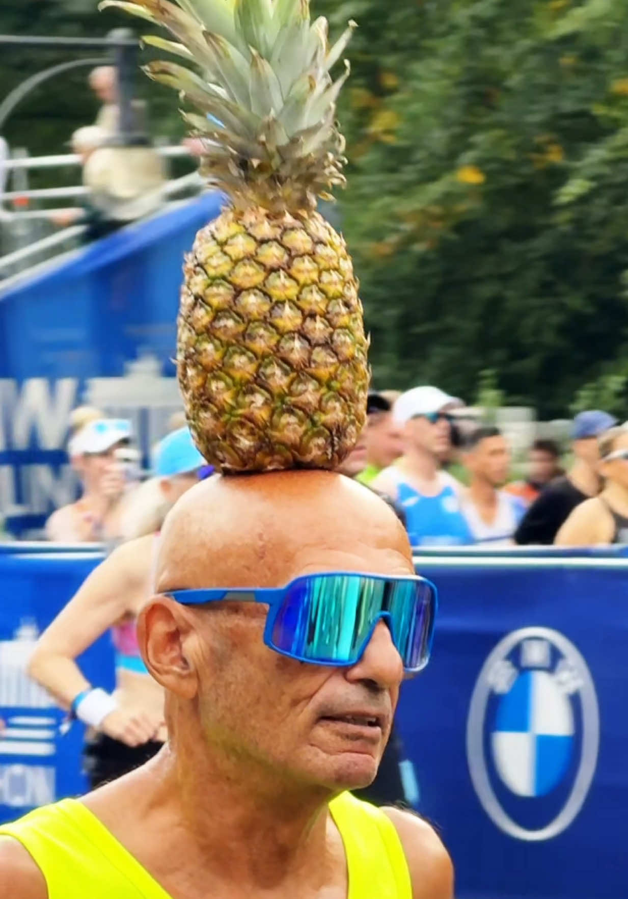 I found him! 🍍Berlin Marathon 2025 a runner with a pineapple on his head!!! #marathon #runner #funvideo #fyp #berlinmarathon 