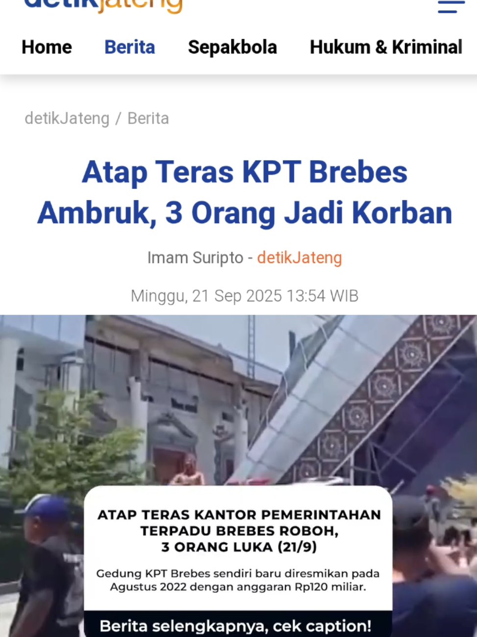 Atap teras Kantor Pemerintahan Terpadu (KPT) Brebes roboh saat tengah dilakukan perbaikan. Tiga pekerja mengalami luka karena tertimpa puing teras. Ambruknya atap teras gedung ini bertepatan dengan kegiatan lomba layang layang yang digelar Minggu (21/9) siang pukul 11.30 WIB. #pemkab #brebes ##roboh #kantor #fyppppppppppppppppppppppp 