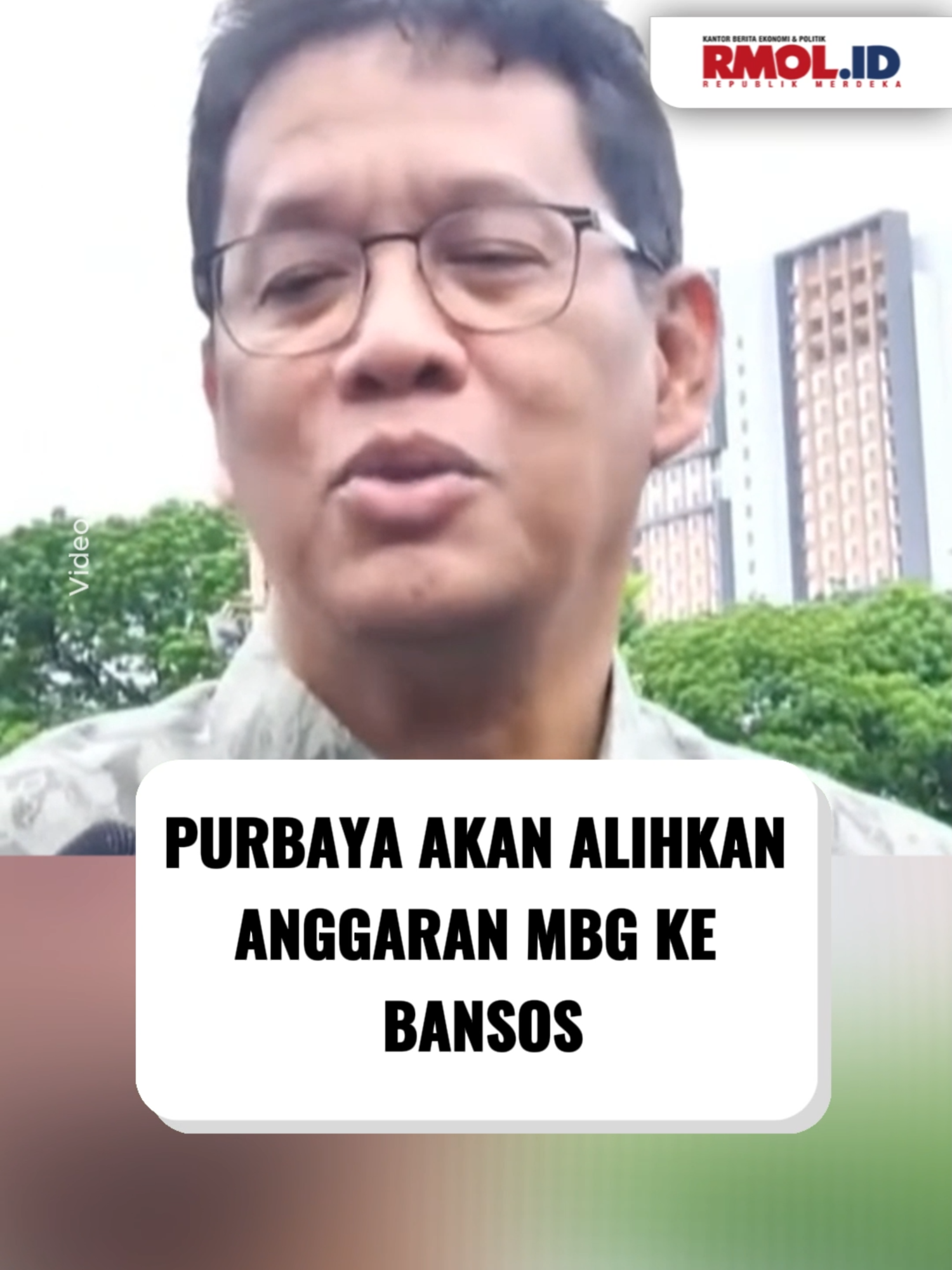 Menteri Keuangan Purbaya Yudhi Sadewa menyatakan siap mengalihkan anggaran program Makan Bergizi Gratis (MBG) ke program lain jika serapannya rendah. Salah satunya, perluasan bantuan pangan beras 10 kilogram. “Saya akan alihkan ke tempat lain yang lebih siap atau ke masyarakat, seperti perluasan bantuan dua kali 10 kilogram beras,” ujar Purbaya usai rapat di Istana Kepresidenan, Jakarta, Jumat, 19 September 2025. Ia menegaskan langkah ini bukan untuk menegur Badan Gizi Nasional (BGN), melainkan mendorong penyerapan anggaran. Jika dana MBG terserap baik, pemerintah akan tetap melanjutkan program tersebut. Namun bila tidak, anggaran akan dialihkan agar tidak menganggur dan bisa memperpanjang bantuan pangan beras yang kini berlaku hingga November 2025. Kementerian Keuangan juga akan melakukan patroli ke sejumlah kementerian dan lembaga untuk memastikan penyerapan anggaran berjalan efektif dan tepat sasaran. Video Editor: Andre Rangga #rmol #republikmerdekaonline #menkeu #purbayayudhisadewa #anggaran #MBG #bansos