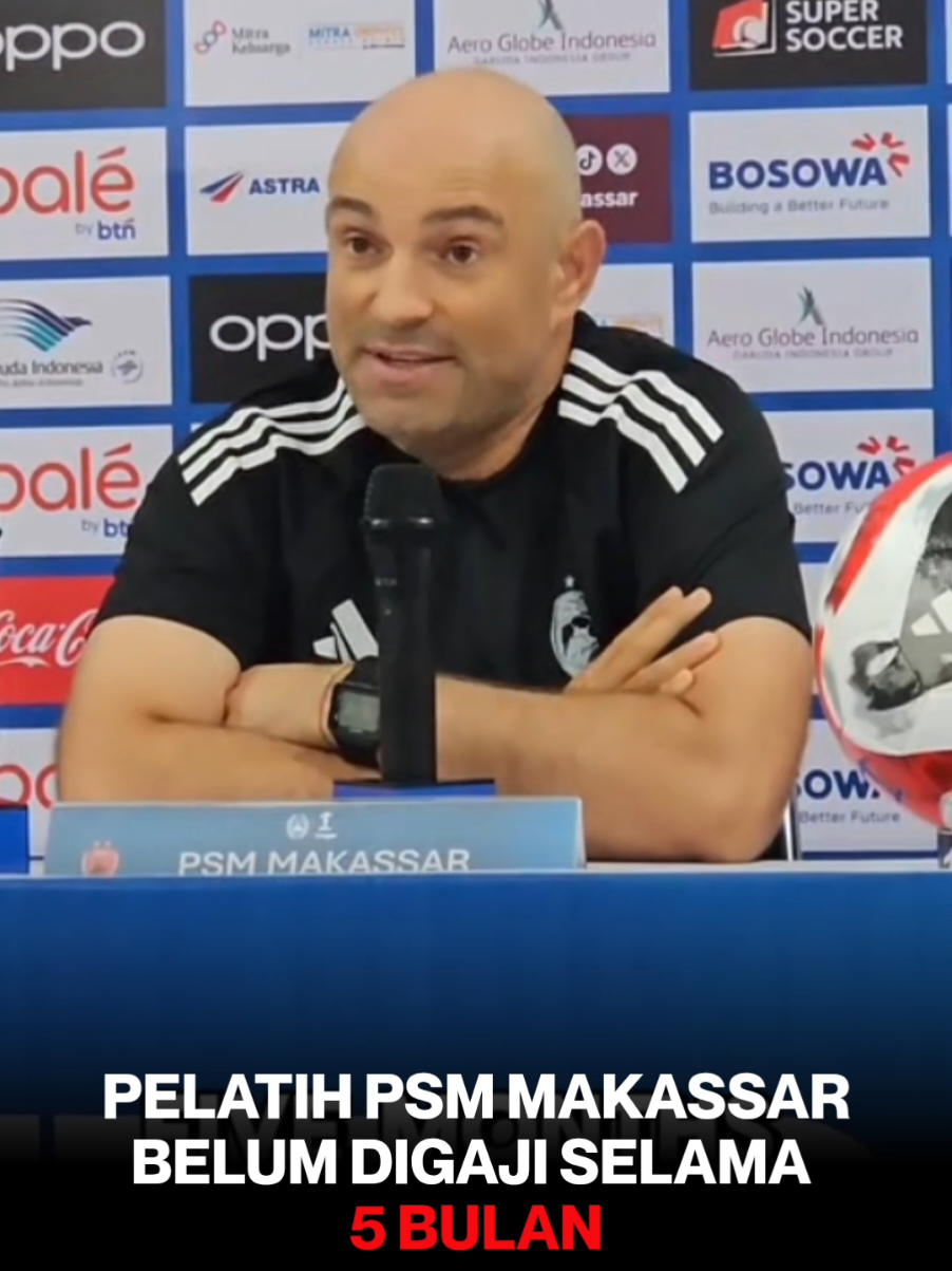 ⚠️ Masalah serius di tubuh PSM Makassar! Pelatih Bernardo Tavares mengungkapkan bahwa hampir 5 bulan pemain dan staf belum menerima gaji. Bahkan ada staf yang kesulitan makan karena tidak punya uang. 💬 “Saya sendiri hampir lima bulan tidak menerima gaji. Fokus 200% pada sepak bola jadi sangat sulit. Kondisi seperti ini seharusnya tidak terjadi di sepak bola profesional,” ujar Tavares. Di lapangan, performa PSM juga merosot dengan catatan tanpa kemenangan dan tiga kali kalah dari empat laga terakhir, membuat mereka terbenam di dasar klasemen sementara. #fyp #psmmakassar #pov  #SepakbolaIndonesia #Suporter 