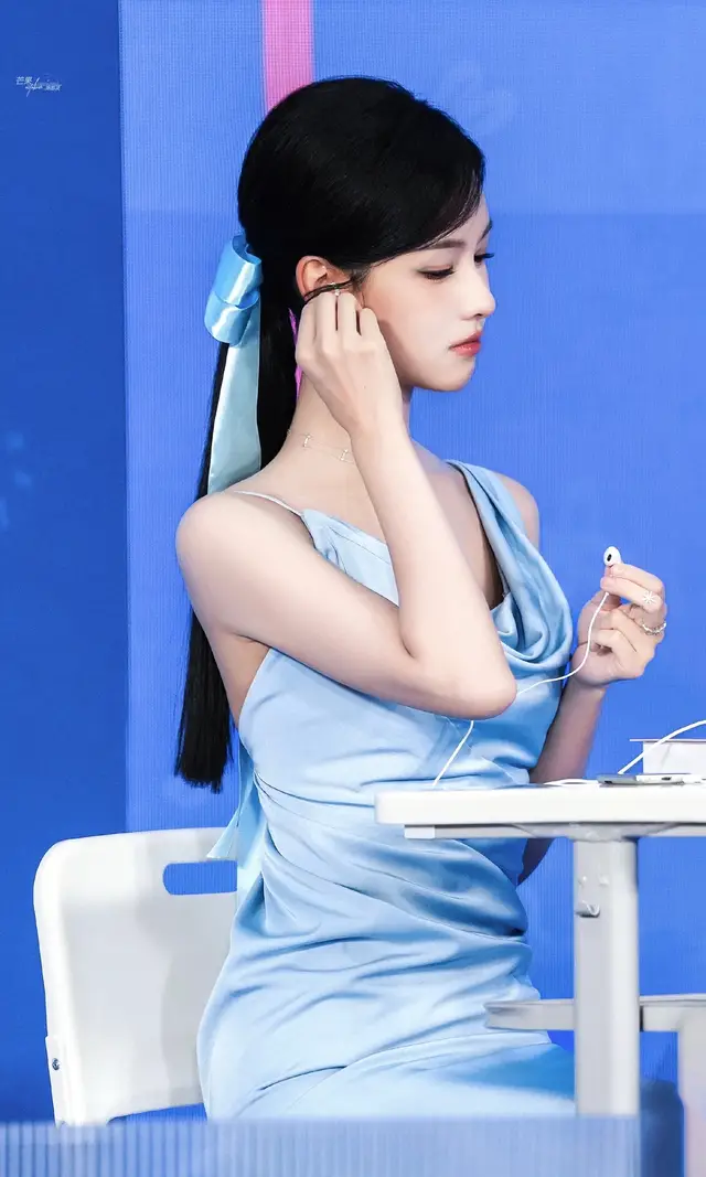 Mỗi lần nàng đi sự kiện là mỗi lần phải thốt lên 