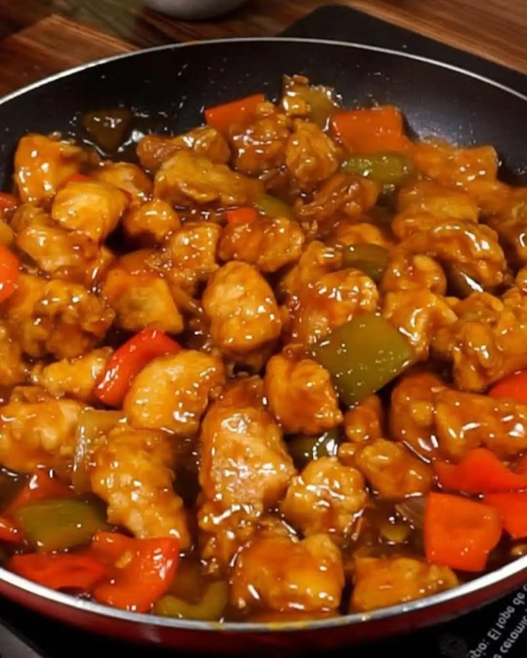 🍗 Poulet Teriyaki Ingrédients  pour 2 personnes 2 blancs de poulet, coupés en fines tranches 2 cuillères à soupe de sauce soja 1 cuillère à soupe de miel ou sucre brun 1 cuillère à café de gingembre frais râpé 1 gousse d’ail écrasée 1 cuillère à café d’huile de sésame (optionnel) Huile végétale pour la cuisson Préparation : Cuisson du poulet : Faites chauffer un peu d’huile végétale dans une poêle à feu moyen. Faites revenir les tranches de poulet jusqu’à ce qu’elles soient bien cuites et dorées. Préparation de la sauce Teriyaki : Dans un petit bol, mélangez la sauce soja, le miel, le gingembre, l’ail et l’huile de sésame. Ajout de la sauce : Versez la sauce sur le poulet dans la poêle. Laissez mijoter à feu doux pendant 3 à 5 minutes jusqu’à ce que la sauce épaississe et enrobe le poulet. Service : Servez le poulet avec du riz blanc ou des nouilles. Vous pouvez parsemer de graines de sésame grillées ou de ciboule pour la décoration.