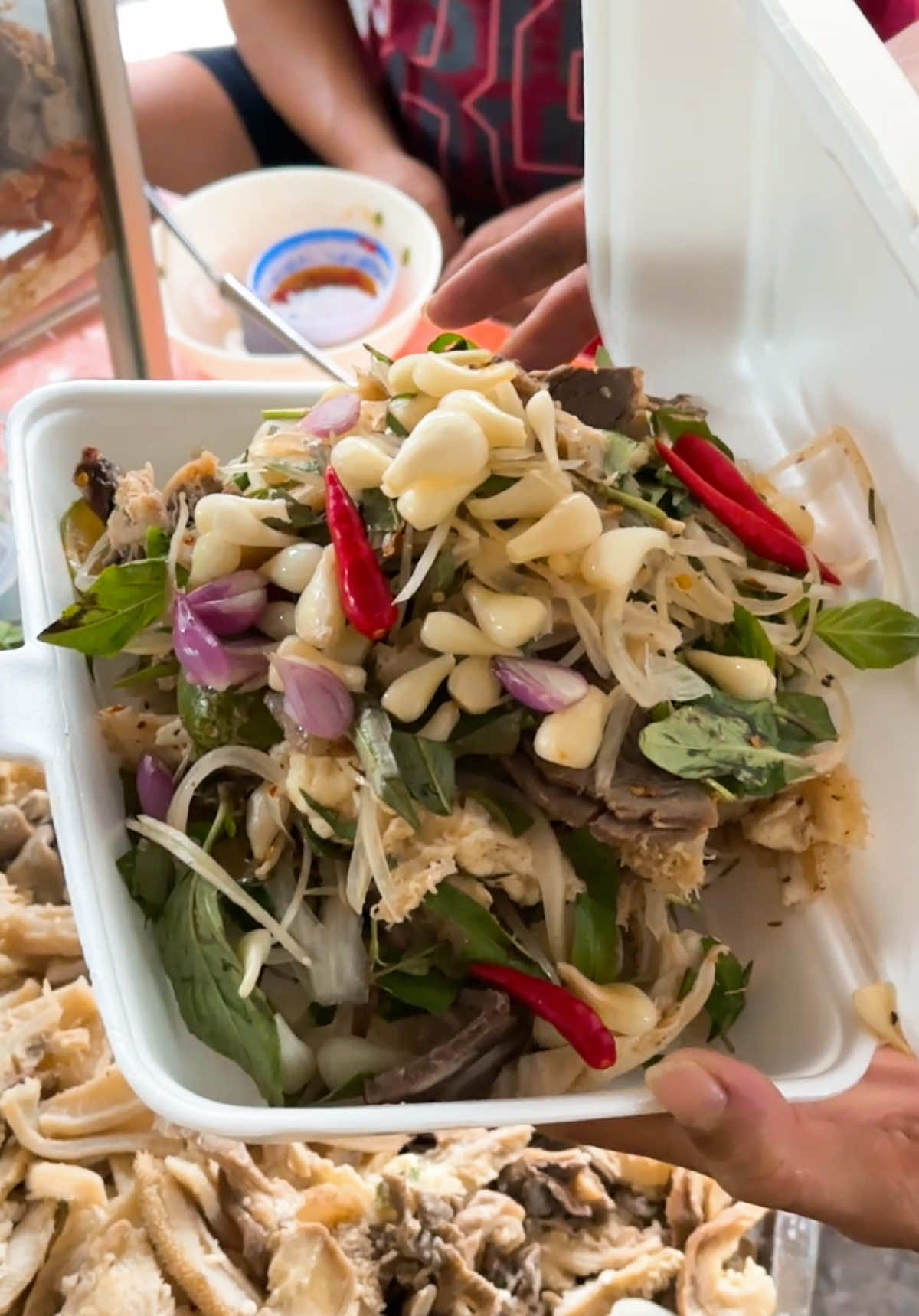 Gỏi lòng bò bóp củ kiệu ở Cháo Bò 99 đang rần rần mấy bữa nay, vị giòn giòn xen chút chua ngọt làm ai thử rồi cũng gật gù khen ngon. Ăn một miếng là thấy cái hồn dân dã mà vẫn có nét đặc biệt riêng, càng nhâm nhi càng mê. Liên hệ mấy cốt ghé oder một phần mang về, ngồi với cốt thân iu bàn chuyện vui vẻ thì còn gì bằng, vừa lai rai vừa cười rôm rả nghe thiệt ấm lòng. #chaobo99 #LearnOnTikTok #ancungtiktok #xuhuongtiktok #riviewanngon 