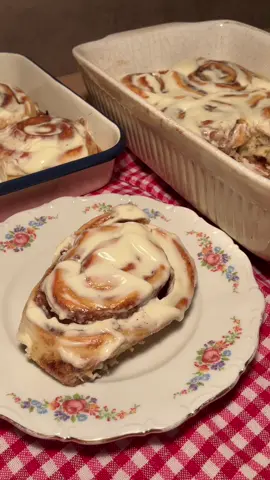 🍂Les cinnamon rolls c’est tellement quelque chose!  Recette en détails ⬇️ Ingrédients :  Pour la brioche:   250 ml de lait tiède 10. G de levure boulangère.  20 g de sucre  2 Œufs  565 g de farine  75 g de beurre (pour la brioche) Pour la garniture :  130 g de beurre mou (pour la garniture) 220 g de vergeoise  3 ou 4 cuillères à café de cannelle  Pour la crème glaçage  200 g de Philadelphia  60 g de sucre glace  3 cuillères à soupe de lait  Une cuillère à café d’extrait de vanille  Instruction : Dans un bol, on va faire diluer notre levure boulangère dans le lait tiède, et on laisse reposer 10 minutes après les 10 minutes, la levure moussé et on rajoute le sucre, les œufs et la farine. On va pétrir pendant 5 minutes au robot ou avec les mains. puis on vient de rajouter notre beurre et on pétri de nouveau pendant cinq à 10 minutes, on laisse reposer à température ambiante notre patte couvert d’un torchon 1h30 à 2h et 10 minutes avant la fin de ces deux heures on passe à la garniture à la cannelle, dans un bol en mélange, le beurre, mou avec la vergeoise et la cannelle. On prend notre pate, on va venir l’étaler à une épaisseur de 1/2 cm en forme de grand rectangle, et on étale notre garniture par-dessus. On vient rouler notre pâte sur elle-même et on coupe au couteau ou au fil alimentaire ou alors comme moi sur la on coupe avec une roulette en bandelette de 5 cm qu’on va faire venir rouler en escargot, on laisse pousser 20 minutes, puis, on va enfourner à 170° pendant 20 minutes. Pour la le glaçage il faut notre Philadelphia auquel en rajoute petit à petit le sucre glace et le lait avec la vanille jusqu’à obtenir la bonne consistance. On applique notre crème/ glaçage par-dessus juste après que les brioches soient sortis du four et bon appétit. ##cinnamonroll ##cinnamonrolls ##recette ##fyp ##pourtoi 