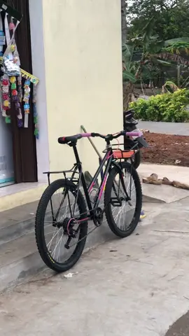 Cocok nih buat ibu muda jajan sma anaknya 😬 #commuterbike #kalcerbike #hampircommuter #hampirfederal #sepeda 