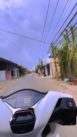 Không gặp anh thì mới là hạnh phúc của em đó, gặp anh rồi đường về nhà gần cũng thành xa 😌