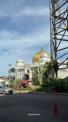 Trans Studio Mall tuh lengkap banget!  Dari wahana seru, tempat belanja kekinian, sampai kulineran yang bikin nagih semua ada di sini.  Nah, kalau kamu lagi cari tempat nginep yang nyaman, harganya terjangkau, dan dekat Trans Studio Mall, aku punya rekomendasi nih di RedDoorz, cocok banget buat staycation hemat! Masukan kode promo YUKNGINEP untik dapatkan diskon up to 28% 🤑 #reddorz #reddoorzid #bukasemuapintu #peningapanbandung #redtraveller 
