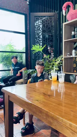 Sang Quán cà phê ở T6 Times City Xin Chụp Ảnh CÙNG CHỊ CHỦ nhưng chị nhất quyết không chụp ảnh cùng với BẤT KÌ Ai , Chị Chủ chỉ CHẮP TAY xin lỗi và Từ Chối🙏🏿🙏🏿🙏🏿