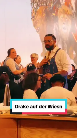 Erster Wiesntag und wir haben zufällig Drake im Zelt gesehen 🥨 #drake #oktoberfest ##wiesn #wiesn2025  #octoberfest #octoberfest2025  #rapstar #music #munich #munichcity #theresienwiese #oktoberfest2025  #beerfest2025 #schützenfestzelt #münchen #munichblog #munichgirl 