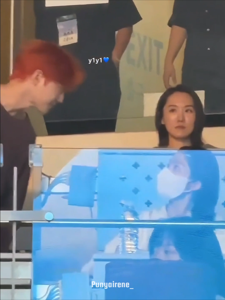 mau gue dorong biar deketan duduknya #suho #irene #surene #couple #fyppppppppppppppppppppppp 